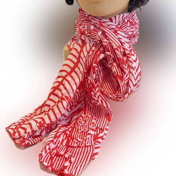 🇮🇹🎉Fun Textured Larioseta Oblong Scarf — Red & White | 9”W x 62”L - Picture 7 of 16